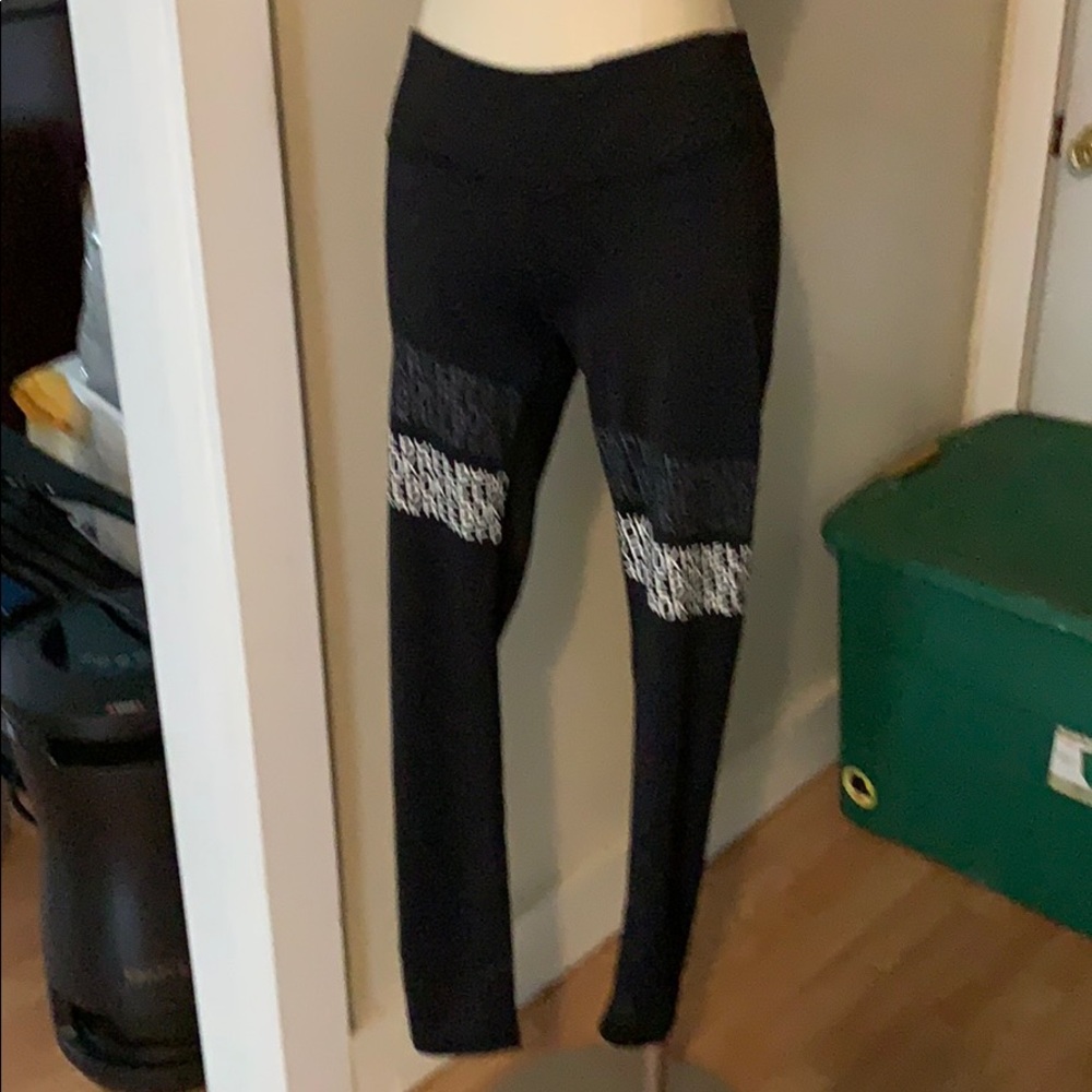 Woman’s Reebox leggings med black with letters